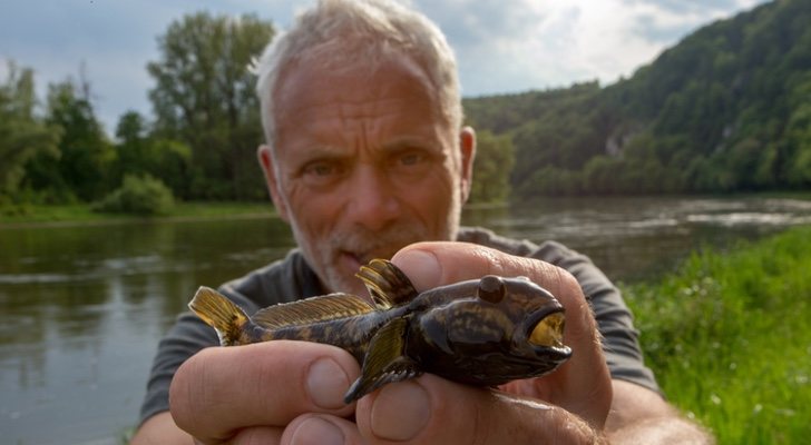Jeremy Wade sujeta un pez