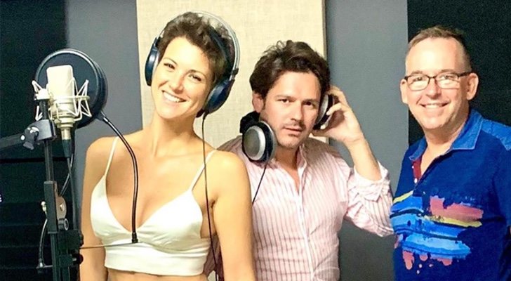 María Jesús Ruiz junto a los productores de su single