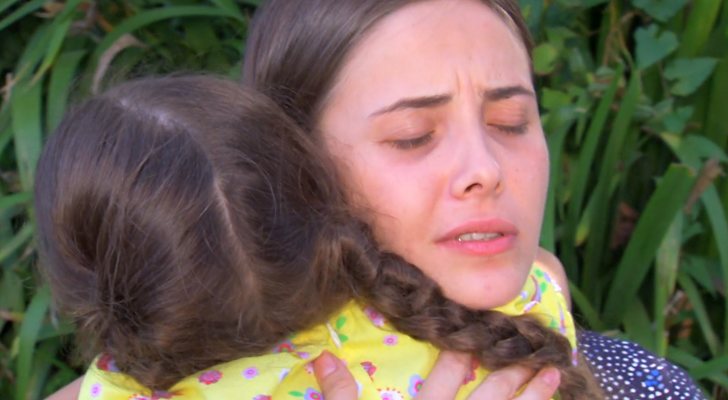 Melek abraza a su hija en la telenovela 'Elif'