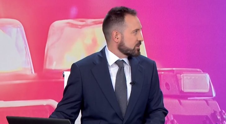 Josu Larrea, pendiente de la llegada de su compañera Alba Dueñas al plató de 'Antena 3 noticias'