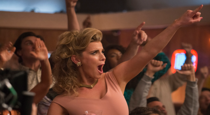 Betty Gilpin es una eufórica Debbie Eagan en 'GLOW'