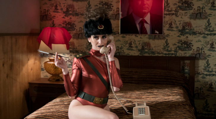 Alison Brie interpreta a Zoya the Destroya en el episodio "La gemela buena" de 'GLOW'
