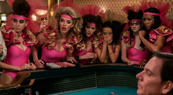 Parte de las protagonistas de 'GLOW' juegan a la ruleta en la tercera temporada