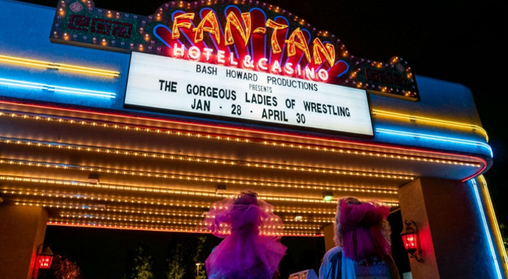 Ruth y Debbie contemplan la nueva marquesina de su espectáculo en 'GLOW'