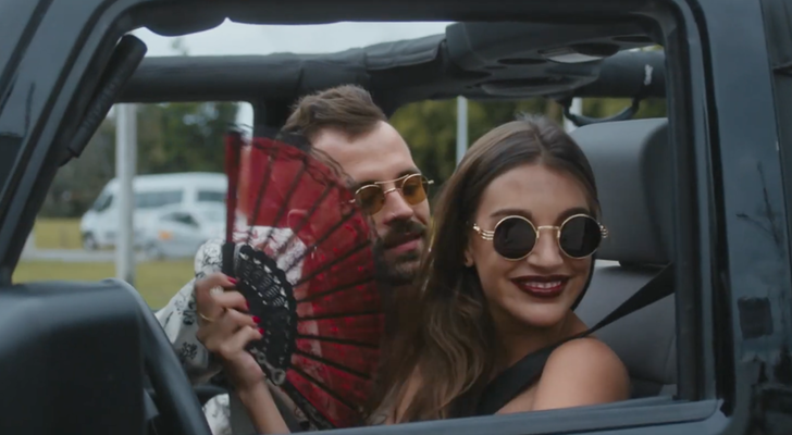 Mike Bahía y Ana Guerra en el videoclip de 'Sayonara'