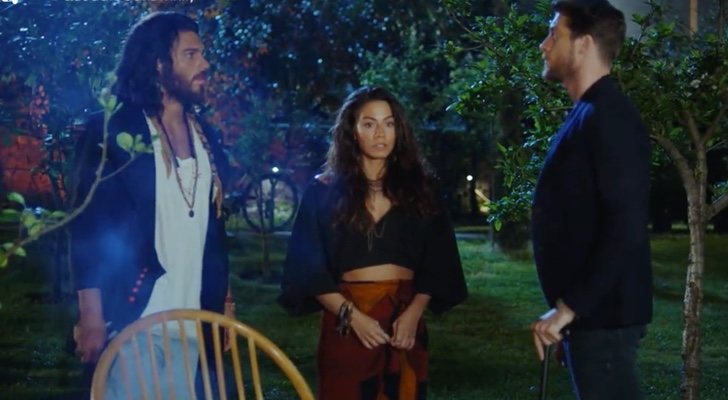 Can, Sanem y Yigit en el jardin de la casa de ella en 'Erkenci Kus: Pájaro soñador'