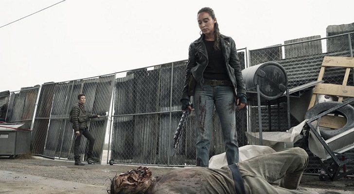Alicia se enfrenta a un caminante en 'Fear The Walking Dead'