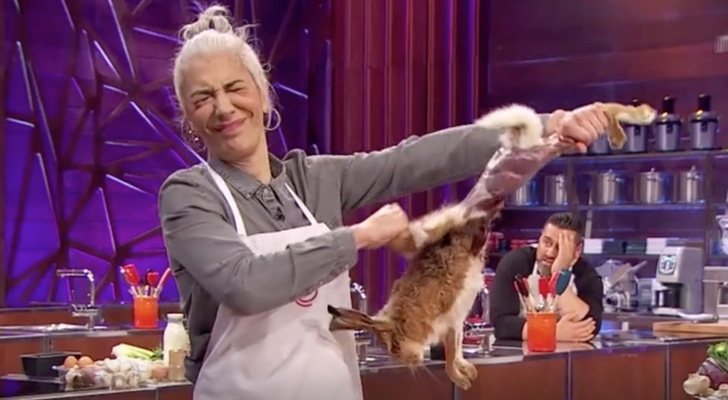 Teresa, despellejando una liebre en 'MasterChef'