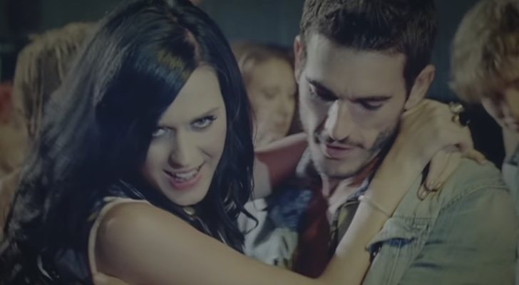 Katy Perry y Josh Kloss en el videoclip de "Teenage Dream"