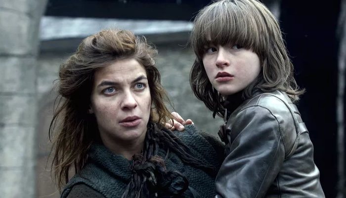 Osha (Natalia Tena) y Bran (Isaac Hempstead-Wright), en 'Juego de Tronos'  