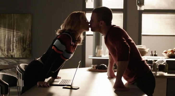 Felicity y Oliver besándose en 'Arrow'