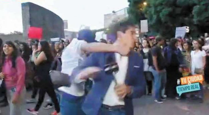 Momento de la agresión al reportero