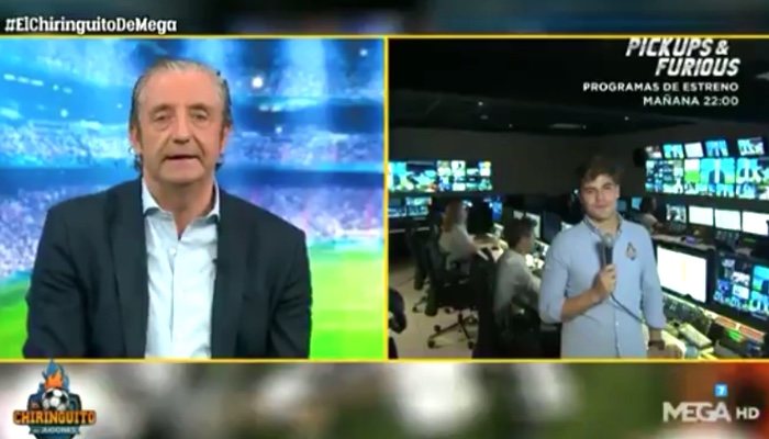 Josep Pedrerol conversa con el reportero en 'El Chiringuito'