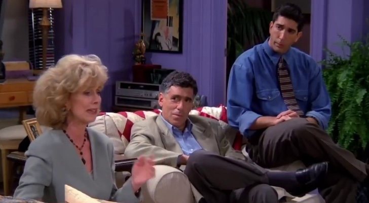 Los padres de Ross y Monica junto a Ross, en 'Friends'