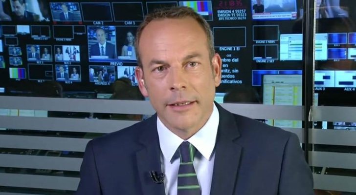 Roberto Fernández presentando &#39;Informativos Telecinco&#39; desde realización