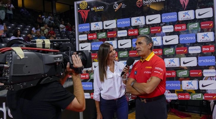 María Victoria Albertos entrevistando a Sergio Scariolo, seleccionador de baloncesto