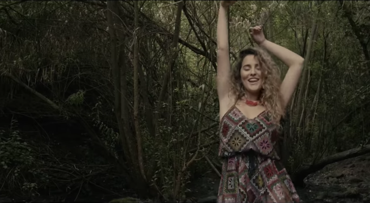 Marilia en el videoclip de "Algarabía", su primer single