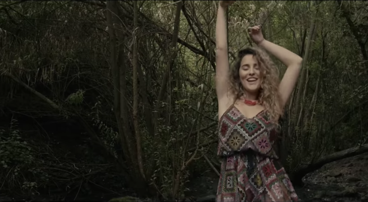 Marilia en el videoclip de &quot;Algarabía&quot;, su primer single