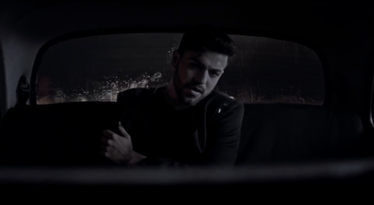 Agoney en el videoclip d "Black"