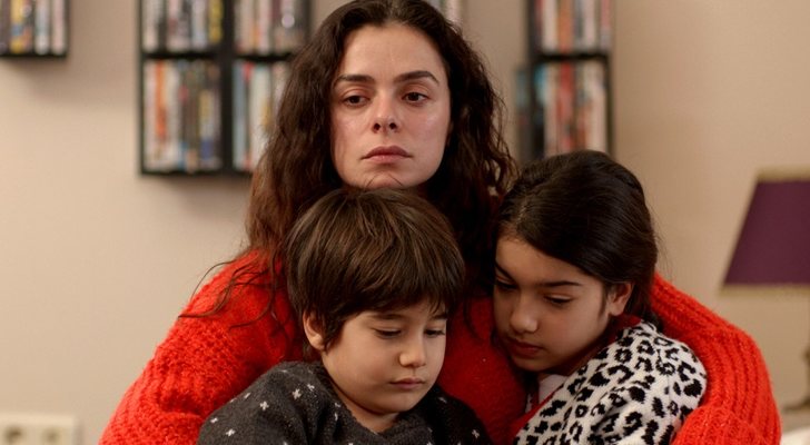 Bahar junto a sus hijos Nisan y Doruk en 'Mujer (Kadin)'