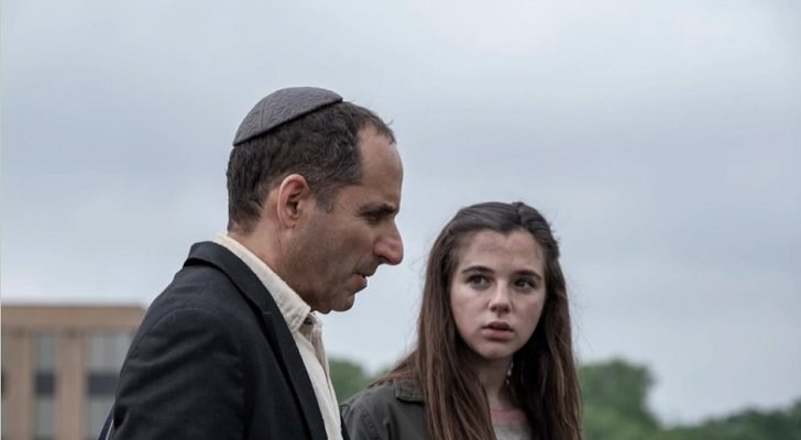 Charlie conversa con el rabino en 'Fear The Walking Dead'