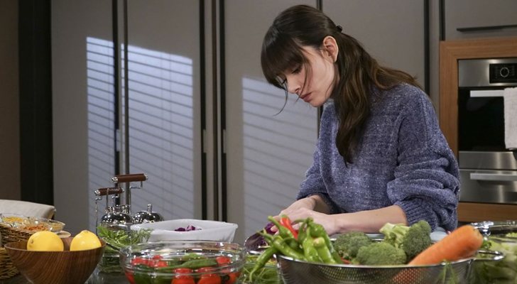 Özge Gürel interpreta a Nazli en 'Dolunay'