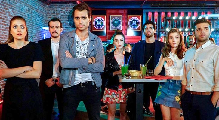 Gürel y Yaman acompañados por parte del reparto principal de 'Dolunay'