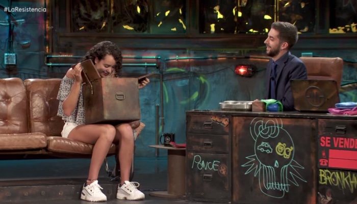 David Broncano, Alba Vázquez y la misteriosa caja en 'La resistencia'