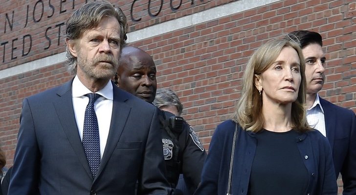 Felicity Huffman y William H. Macy, a la salida de los juzgados de Boston