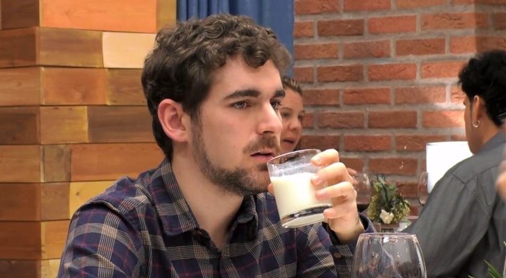 Rodrigo con su vaso de leche, en 'First dates'