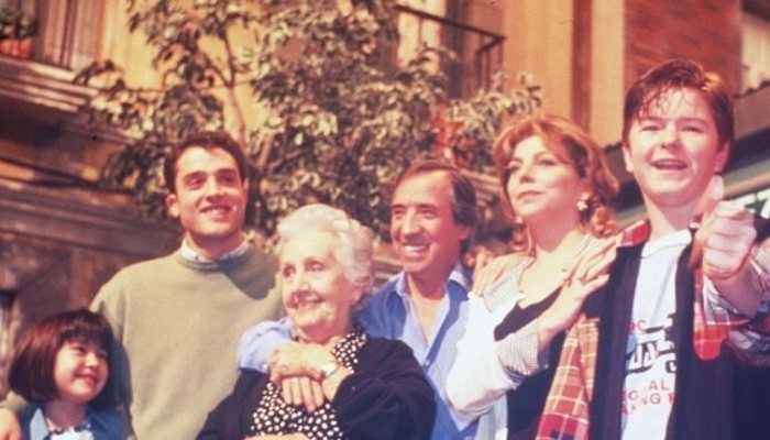 Daniel Guzmán junto al elenco de 'Menudo es mi padre'