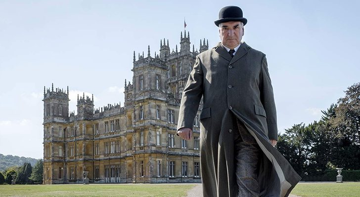 Jim Carter junto al imponente castillo de 'Downton Abbey'