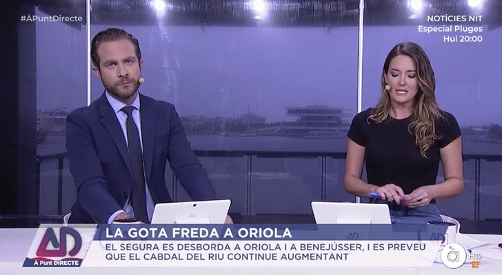 Joan López y Sonia Fernández durante su llamada al alcalde de Orihuela en 'À Punt Directe'
