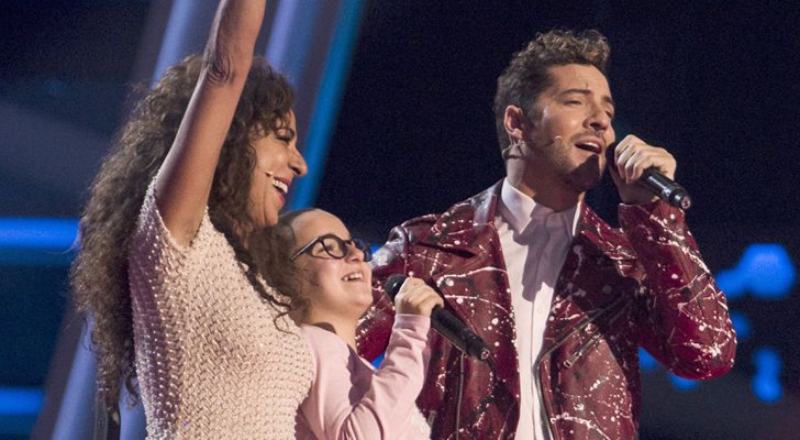 Rosario Flores y David Bisbal cantan con Paloma, una de las concursantes en 'La Voz Kids'