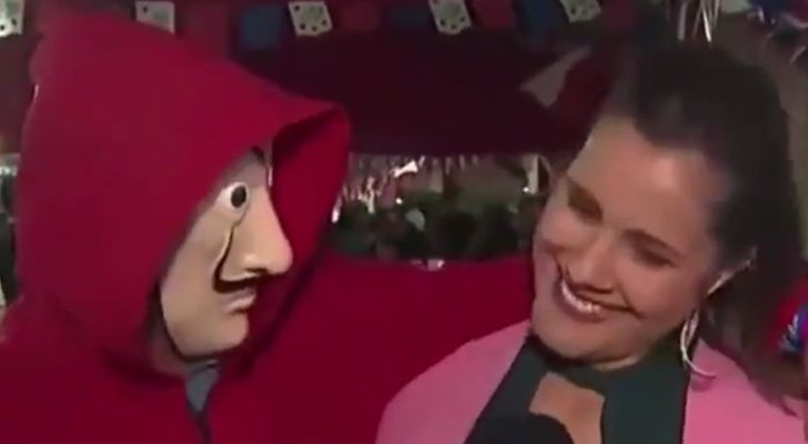 Un hombre vestido como un personaje de 'La Casa de Papel' manosea a Marianela Estrada