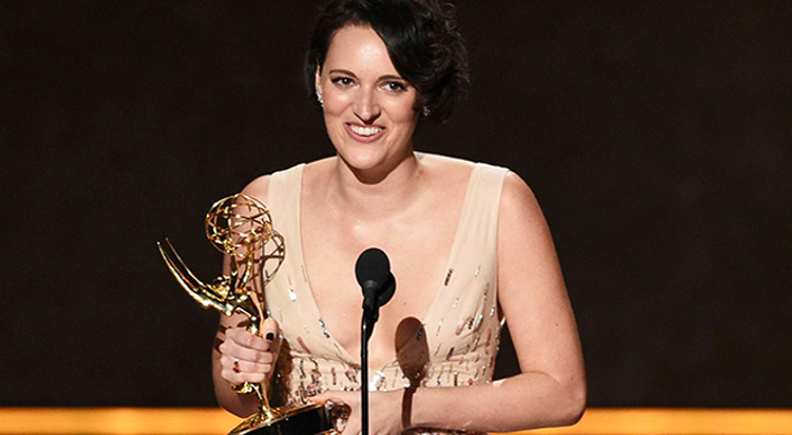 Phoebe Waller-Bridge recogiendo uno de sus Emmys en 2019