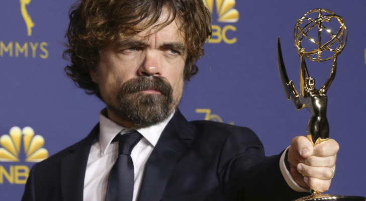 Peter Dinklage con el Emmy que ganó en 2018
