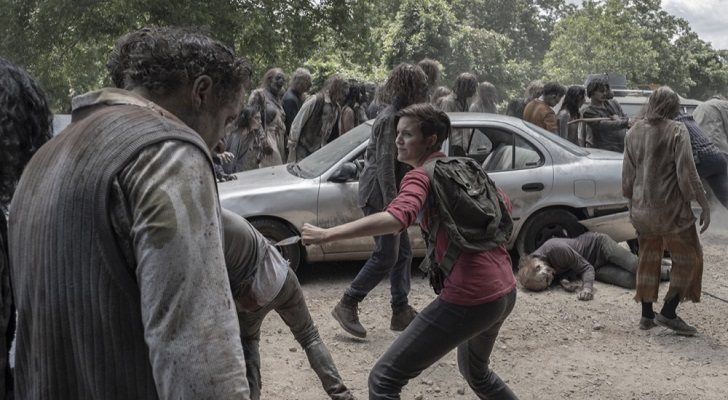 Althea peleando con un caminante en 'Fear The Walking Dead'