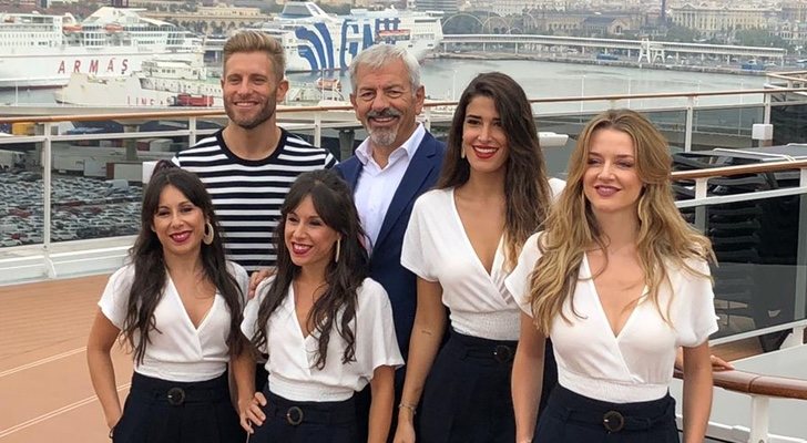 Carlos Soberta y el staff de 'First Dates Crucero'