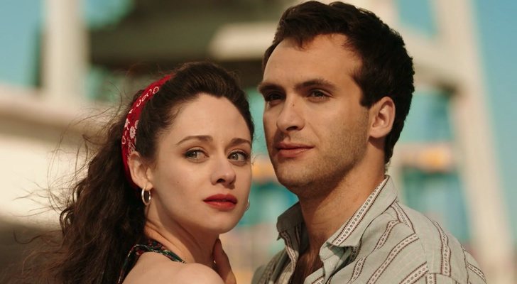 Carlos (Ricardo Gómez) y Karina (Elena Rivera) en su despedida de &#39;Cuéntame&#39;