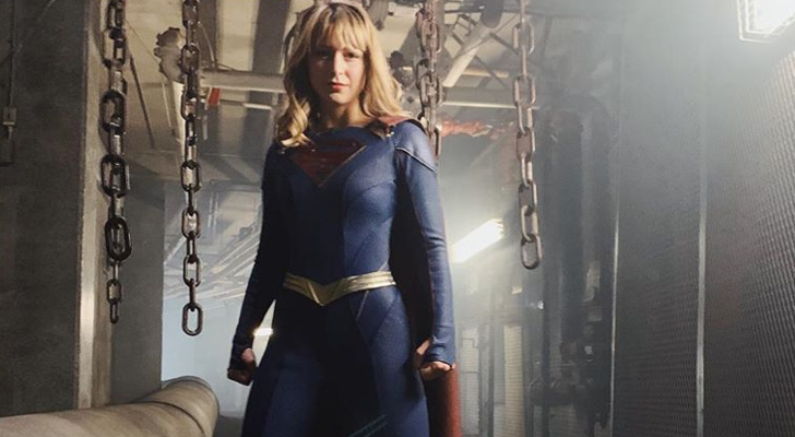 Melissa Benoist llevando el nuevo traje de 'Supergirl' desde su temporada 5