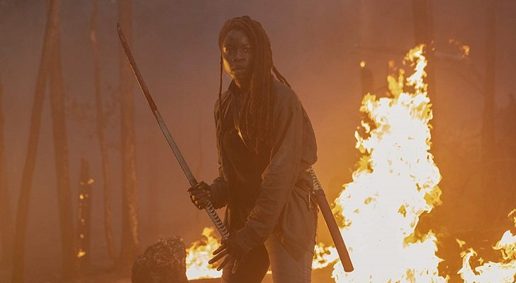 Michonne lucha contra el fuego y los caminantes en 'The Walking Dead'