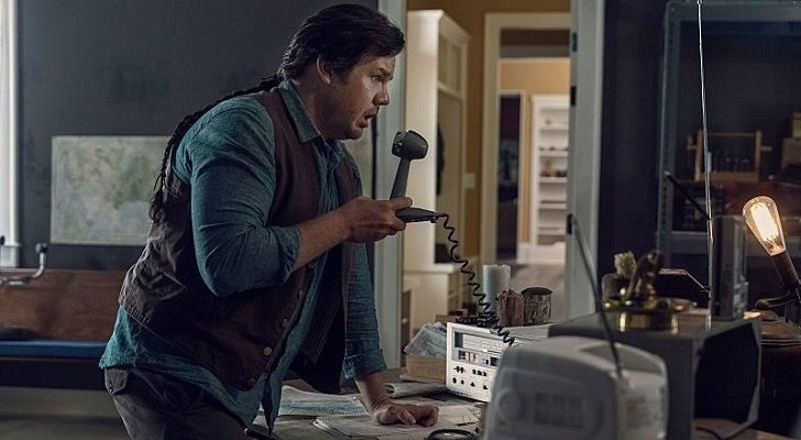Eugene hablando por radio en 'The Walking Dead'