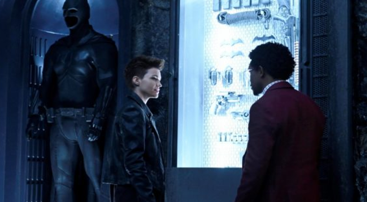 Kate Kane y Luke Fox en la batcueva de 'Batwoman'