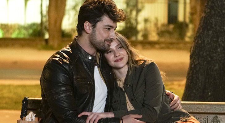 Alp Navruz y Alina Boz como Cenk y Azra en &#39;No sueltes mi mano&#39;