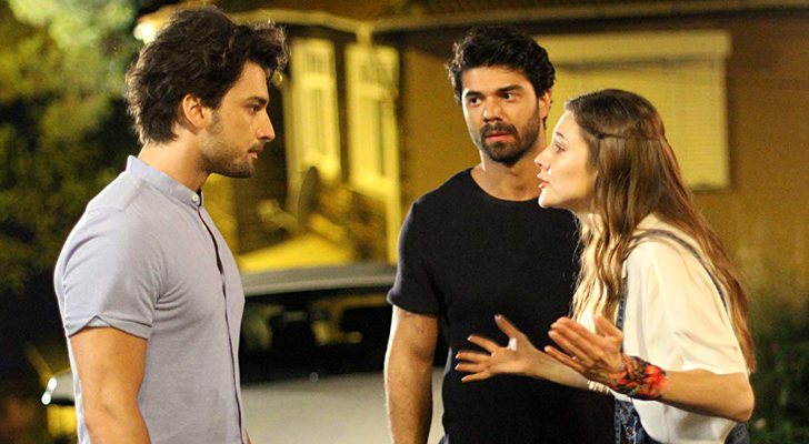 Azra encara a Cenk ante la mirada de Tarik en &#39;No sueltes mi mano&#39;