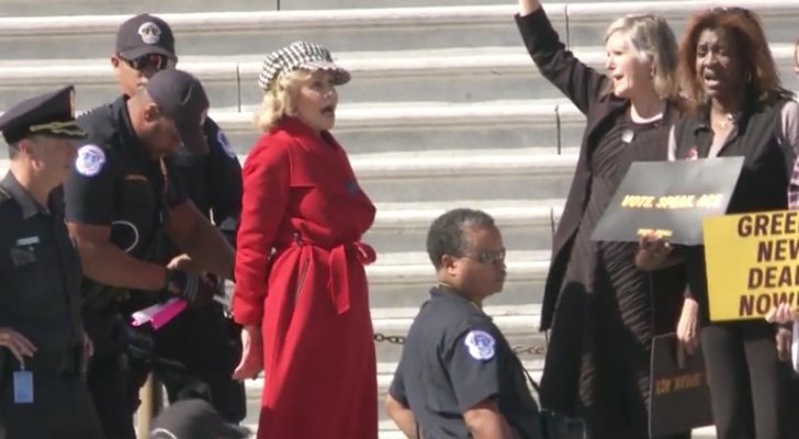 Jane Fonda siendo arrestada