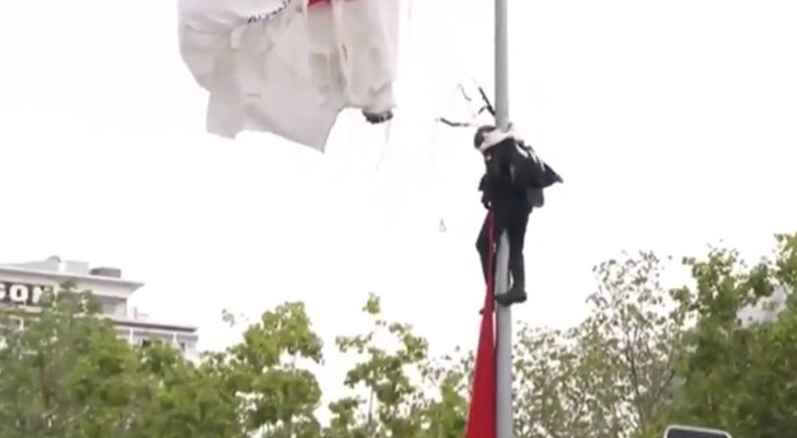 El paracaidista ha quedado enganchado en una farola