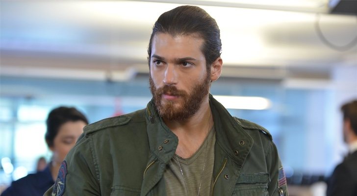 Can Yaman, en una escena de &#39;Erkenci Kus&#39;