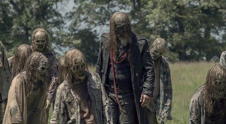 Beta rodeado de caminantes en 'The Walking Dead'